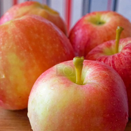 Reifes Apple-Display. Saftige reife Äpfel mit Wassertropfen, Nahaufnahme. Verwendung für Lebensmittelanzeigen, Ernährungsratgeber.