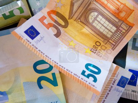 Detalle de dinero europeo. Fotografía detallada de los billetes en euros, mostrando las denominaciones 20 y 50
