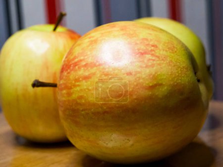 Buntes Apple-Display. Eine Gruppe von Äpfeln unterschiedlicher Farbe, auf Holz angeordnet, für den kulinarischen und landwirtschaftlichen Gebrauch geeignet.