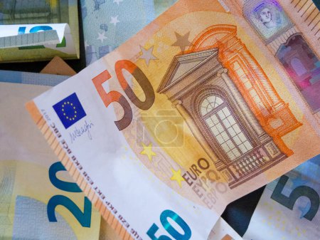 Finanzkonzept Visuell. Lebendige Euro-Scheine, 20 und 50, die den europäischen Wirtschaftsaustausch repräsentieren