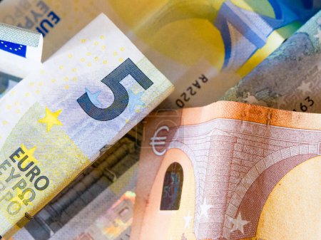 Detalle de moneda. Una toma enfocada de billetes de Euro, mostrando características de seguridad.