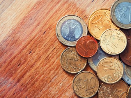 Geldmanagement. Münzen mit Gravuren, die die Vermögensverwaltung symbolisieren. Verwendung für Wealth Management Guides, Finanzplanung.
