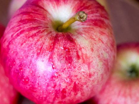 Téléchargez les photos : Gros plan sur Dewy Apple. Gros plan d'une pomme rouge avec rosée, parfaite pour les promotions d'aliments biologiques et de bien-être. - en image libre de droit