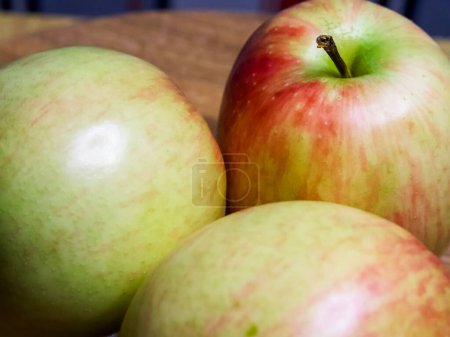 Reife Äpfel. Eine Gruppe von Äpfeln mit einer lebendigen Hautstruktur, ideal für Lebensmittel und gesundheitsbezogene Bilder.