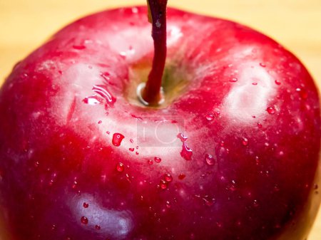 Téléchargez les photos : Pomme Rouge fraîche. Une pomme rouge avec des gouttelettes d'eau, indiquant la fraîcheur. - en image libre de droit