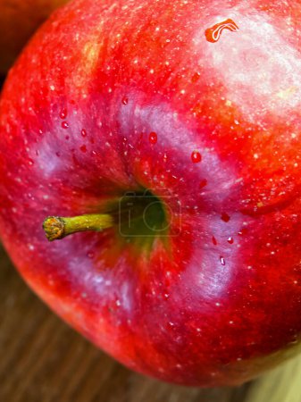 Téléchargez les photos : La fraîcheur et la nature. Surface de pomme brillante ; thème des origines naturelles. - en image libre de droit