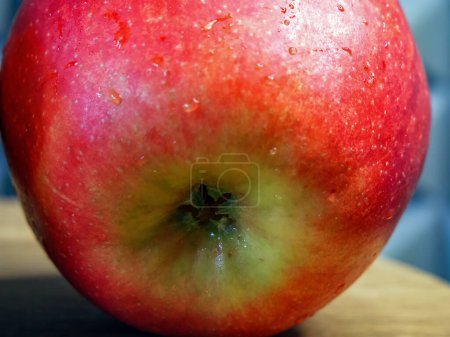 Téléchargez les photos : Surface de pomme croustillante. Gros plan montrant une texture croustillante de pommes rouges - en image libre de droit