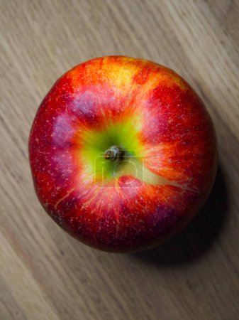Téléchargez les photos : Texture pomme mûre. Une pomme mûre avec des perles d'eau, présentant la qualité. - en image libre de droit