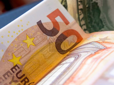 Concept financier. Euro et Dollar monnaie côte à côte, symbolisant le commerce international et l'économie.