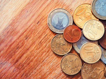 Finanzkonzept. Euro-Münzen auf Holz, wirtschaftliches Thema. Verwendung für Banking-Webseiten, Anlageportfolios.