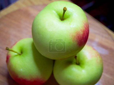 Reifes Apfelsortiment. Eine Auswahl an frischen Äpfeln mit markanten Stielen.