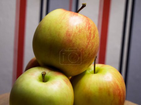 Reife Apfelauslese. Eine Auswahl an reifen Äpfeln, die die natürliche Frische betonen und sich für kulinarische und Lebensmittelgeschäfte eignen.