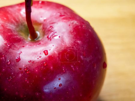 Téléchargez les photos : Détail Apple mûr. Gros plan d'une pomme humide, vibrante et fraîche. - en image libre de droit