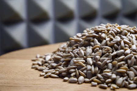 Semillas de girasol amontonadas. Un montón de semillas de girasol, brillantes y detalladas, ideales para la salud y el contenido relacionado con la merienda.