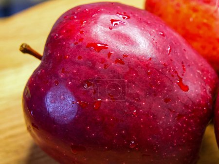 Téléchargez les photos : Dewy Fruit Detail. Peau tiède d'un fruit mûr ; visuels de santé. - en image libre de droit
