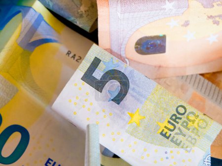 Tema financiero. Billetes en euros mixtos, ideales para efectos visuales económicos y bancarios.
