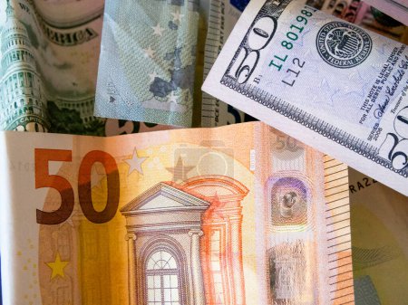 Monedas Globales. Los billetes en euros y en dólares representan el intercambio financiero entre Europa y los Estados Unidos.