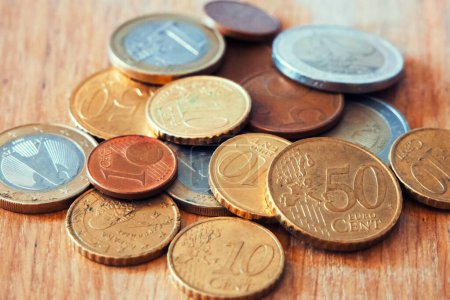 Euro-Münzen-Sortiment. Verschiedene Euromünzen auf Holz, die die Währung darstellen. Verwendet für Finanzblogs, Devisenbörsen-Seiten.