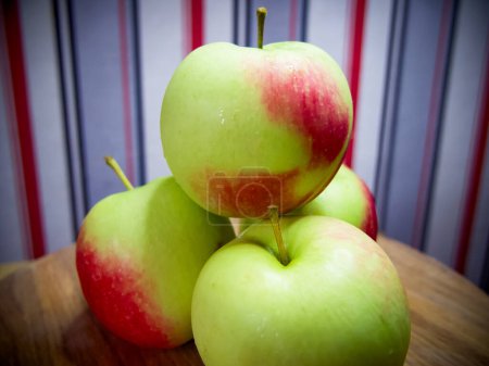 Reife Äpfel. Lebendige Äpfel mit einer Mischung aus Farben, ideal für Ernährung und Wellness.