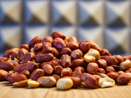 Earthy Toned Peanuts. Gros plan sur les cacahuètes, en soulignant leurs tons terreux, adapté aux arts culinaires.