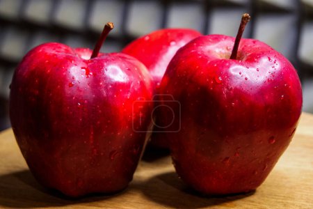 Trío de manzana. Tres manzanas sobre madera para dieta y guías de nutrición.