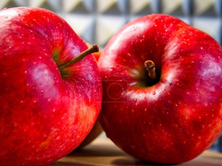 Imagen sana de manzana. Manzanas frescas que muestran atractivo natural, ideal para sitios web culinarios.