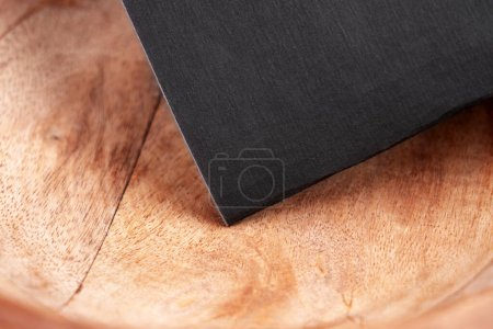 Téléchargez les photos : Papier de verre doux à grain fin sur une vieille surface de travail en bois - en image libre de droit