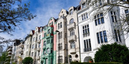 Foto de Fachadas de hermosas casas de estilo art nouveau en colonia suedstadt trimestre - Imagen libre de derechos