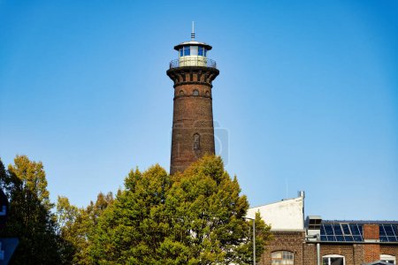 Téléchargez les photos : Le phare historique d'Helios à Cologne Ehrenfeld dans l'ambiance d'automne contre un ciel clair - en image libre de droit