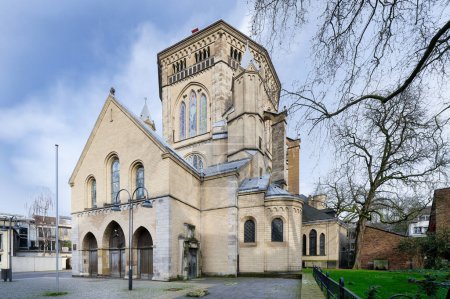 Blick auf das einzigartige Zehneck der romanischen Basilika St. gereon in der Kölner Altstadt