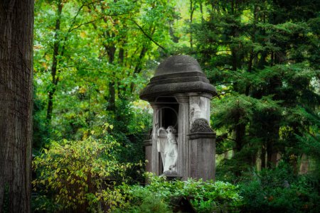großes historisches Grab in märchenhafter Waldlandschaft auf dem Kölner Melatenfriedhof