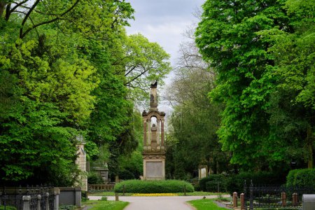 Der historische Melatenfriedhof in Köln mit Blick auf die zentrale Adlersäule in Frühlingsstimmung