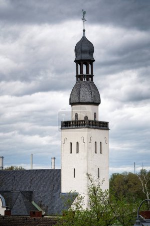 Turm der ehemaligen Schifferkirche St. Clemens aus dem 12. Jahrhundert in Köln-Mülheim vor trübem Himmel
