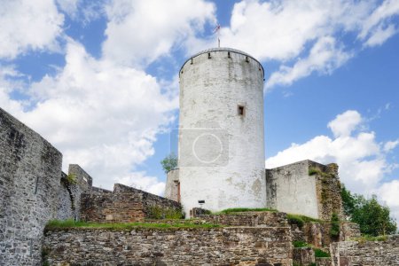 die Ruine der mittelalterlichen Burg Reifferscheid in der Eifel mit ihrem weiß gestrichenen Burgturm aus Bruchsteinmauerwerk