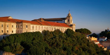 Convento de Nossa Senhora da Graca e Igreja da Graca se encuentra en la colina más alta de Lisboa