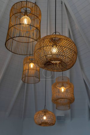 Foto de Algunas lámparas de mimbre colgantes. diferentes diseños - Imagen libre de derechos
