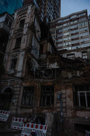 Téléchargez les photos : Guerre en Ukraine. Conséquences d'une attaque de missile russe. Destruction et dégâts dans le centre-ville. Kiev, Ukraine, octobre 2022 - en image libre de droit
