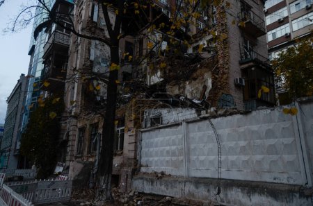 Téléchargez les photos : Guerre en Ukraine. Conséquences d'une attaque de missile russe. Destruction et dégâts dans le centre-ville. Kiev, Ukraine, octobre 2022 - en image libre de droit