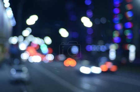 Téléchargez les photos : Photo des feux de circulation dans la ville la nuit - en image libre de droit