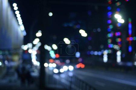 Téléchargez les photos : Photo des feux de circulation dans la ville la nuit - en image libre de droit