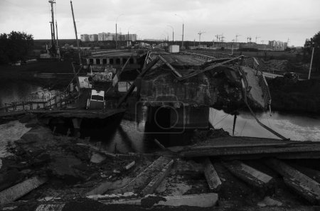 Foto de Guerra en Ucrania. Puente destruido en Irpin, región de Kiev después del ataque de los invasores rusos. Irpin, región de Kiev, Ucrania, mayo de 2022. Foto en blanco y negro - Imagen libre de derechos