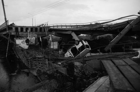 Foto de Guerra en Ucrania. Puente destruido en Irpin, región de Kiev después del ataque de los invasores rusos. Irpin, región de Kiev, Ucrania, mayo de 2022. Foto en blanco y negro - Imagen libre de derechos