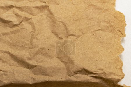 Téléchargez les photos : Rumpled brown cardboard paper texture background with copy space - en image libre de droit