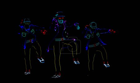 Silhouetten von Menschen in leuchtenden Anzügen auf schwarzem Hintergrund. Neon-Kostüm. Unterhaltung.
