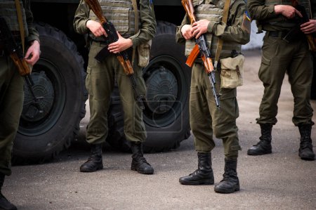 Foto de Un rifle Kalashnikov en manos de los militares. Guerra en Ucrania. Operación antiterrorista en Ucrania. ATO en Ucrania. Fuerzas armadas. - Imagen libre de derechos