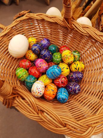La veille de Pâques, les décorations de vacances sous la forme d'?ufs de Pâques colorés dans un panier close-up.