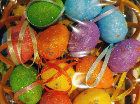 À la veille des décorations de vacances de Pâques sous la forme d'?ufs de Pâques colorés gros plan.