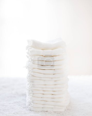 Foto de Pila de pañales blancos y suaves para bebés - Imagen libre de derechos
