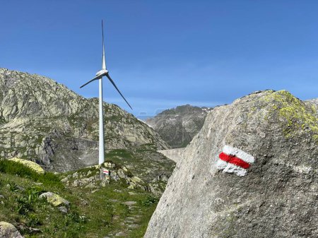 Téléchargez les photos : Le Chemin de l'énergie (der Pfad der Energie) dans le parc éolien du Gothard ou Windpark Saint-Gothard et dans la région montagneuse alpine du col du Gothard (col du Gothard), Airolo - Suisse (Schweiz) - en image libre de droit