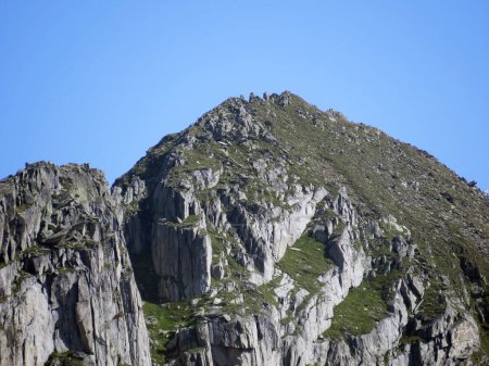 Foto de El pico Blauberg (2729 m) en el macizo de los Alpes suizos y en la zona de la montaña St. Gotthard Pass (Gotthardpass), Airolo - Cantón del Tesino (Tessin), Suiza (Schweiz) - Imagen libre de derechos